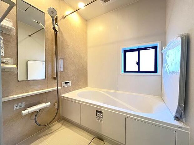 明るい光が差し込むバスルームです。清潔感のある内装が印象的です。浴槽のサイズにゆとりがあり使い勝手の良い設計です。換気用の窓も備わっています。洗い場スペースもしっかり確保されています。