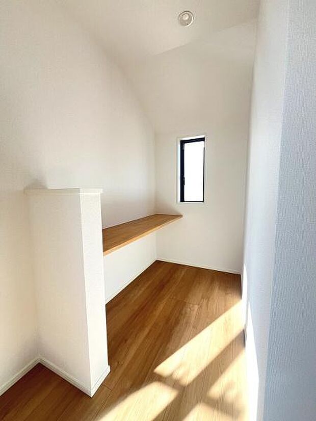 明るい光が差し込む洋室です。コンパクトながらも天井に高さがあり開放感を感じられます。シンプルな内装なので様々な用途に活用できます。ナチュラルなフローリングが温かみを演出しています。