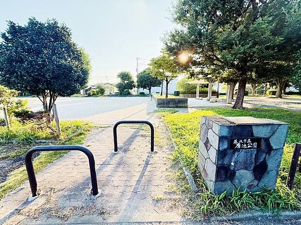 唐池公園まで89m、唐池公園は藤沢市にある住宅街の、子どもが走り回るには十分な広さの公園です。公園の設備には水飲み・手洗いがあります。