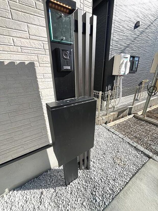 スタイリッシュなデザインの門柱が目を引きます。インターホンやポストが一体となっており機能性と利便性が感じられます。敷地境界がすっきりと区切られエントランス周りも清潔感があります。