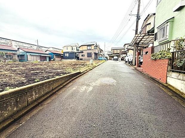 周辺は住宅が並ぶ静かな通りに位置しています。前面道路は広々としており車の出し入れがしやすい設計です。歩道や周囲の環境もすっきりと整っています。現地の雰囲気をしっかりご確認いただけます。