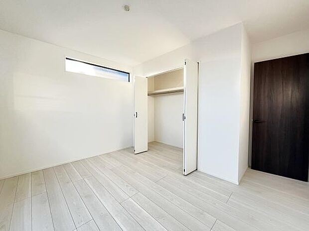 ホワイトを基調とした内装が特徴的です。クローゼットが備わっているため収納に便利です。窓からの採光が室内を明るく演出しています。フラットな床は掃除がしやすい仕様です。無駄のないレイアウトが印象的です。