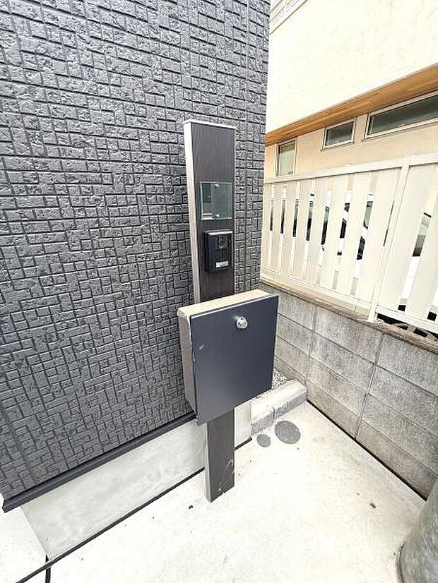 スタイリッシュなデザインの宅配ボックスが設置されています。建物外観との統一感もありシンプルな色合いが特徴です。安心感のある仕様が魅力的です。空間を有効活用した配置もポイントです。