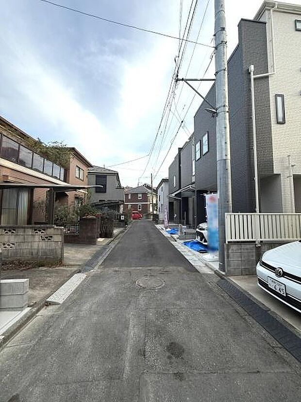 前面道路は幅員がしっかり確保されており車の出入りもスムーズに行えます。周辺には新しい住宅が建ち並び落ち着きのある雰囲気が感じられます。道路沿いは視界が開けており開放感があります。