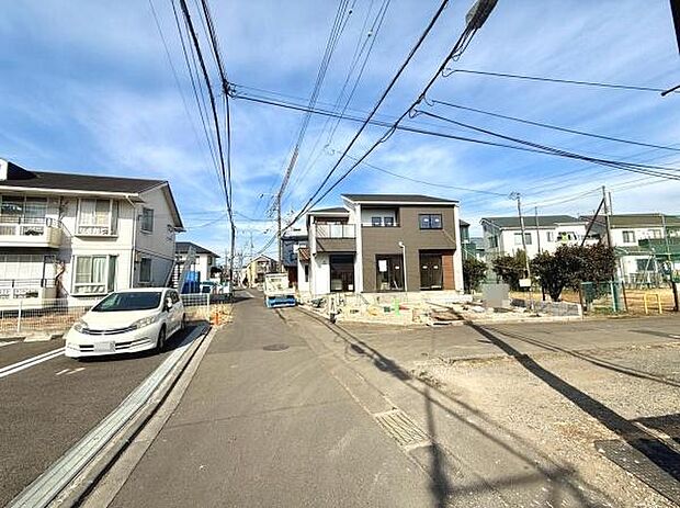 前面道路が広く車の出し入れもスムーズに行えます。周辺には住宅が立ち並び落ち着いた雰囲気が感じられます。道路沿いは見通しが良く視界も開けています。現地の周辺環境をぜひご確認ください。