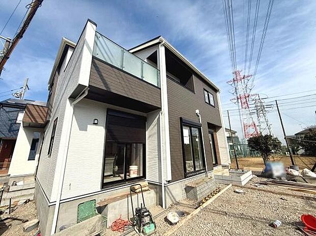 スタイリッシュな外観が特徴的な住宅です。バルコニー付きでお部屋に開放感が広がります。日当たりの良さも感じられます。落ち着いた色合いが周囲に調和しています。