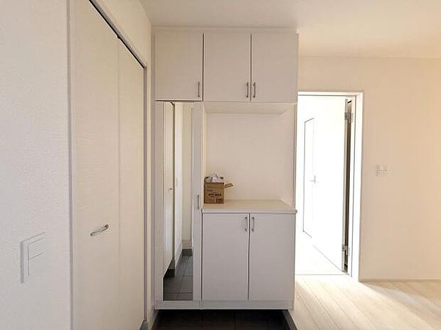 収納スペースが豊富な玄関で整理整頓がしやすい印象です。玄関周りが明るく清潔感が感じられます。全体的に落ち着いた色合いですっきりとした雰囲気です。