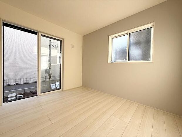 二面採光で室内が明るく感じられます。落ち着いた色合いの壁が空間を引き締めています。広々とした床面が開放感を演出します。スライドドアからバルコニーへの出入りも便利です。