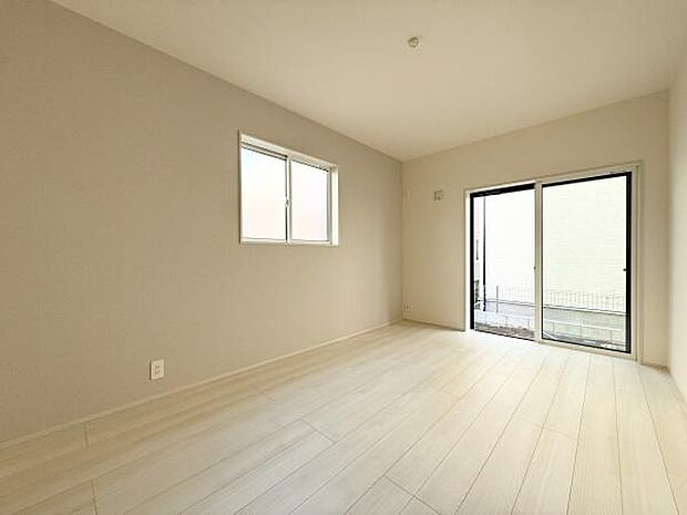ナチュラルな色合いの床が印象的な洋室です。大きめの窓からは光がしっかりと入り部屋全体が明るく感じられます。シンプルな内装で自分好みのアレンジも楽しめます。開放感があり日々快適に過ごせます。