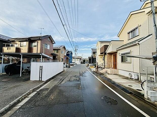 前面道路は車のすれ違いも可能な幅が確保されています。周囲は戸建てが整然と並び落ち着いた街並みです。視界が開けており日当たりも良好です。現地までのアクセスも分かりやすい環境となっています。