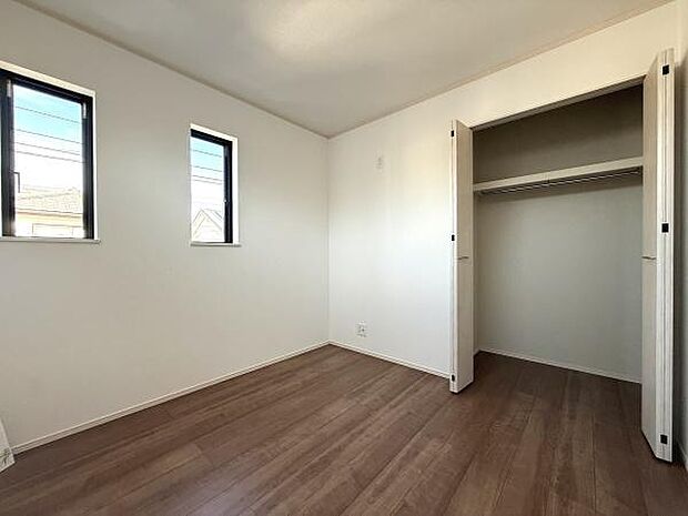 収納スペースが確保されているためお部屋をすっきりと保つことができます。広々としたクローゼットは使い勝手が良く衣類などを整理しやすいです。床や壁の色合いが落ち着いておりシンプルな印象です。