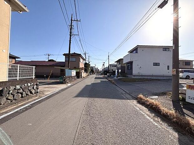 前面道路は見通しが良く周囲には整った住宅が並んでいます。周辺は落ち着いた雰囲気です。舗装された道路がしっかりと整備されています。電柱や配線もきちんと整っています。