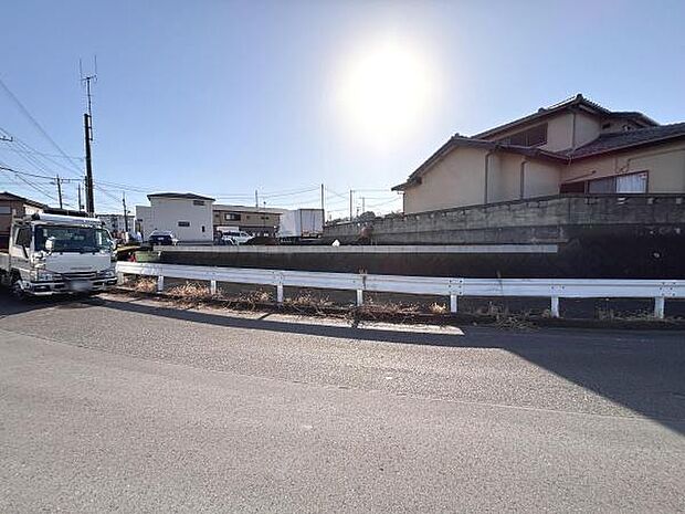 前面道路は広々としており車の出入りもスムーズです。現地は日当たりが良く開放感があります。周辺は落ち着いた雰囲気の住宅街です。視界が抜けていて空も広く感じられます。