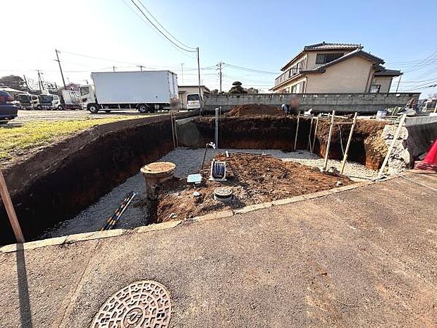 ゆとりある敷地が特徴の現場写真です。地盤がしっかりと整備されており幅広い建築プランに対応可能です。開放感のある土地形状が印象的です。道路との高低差も少なく使い勝手の良さを感じられます。