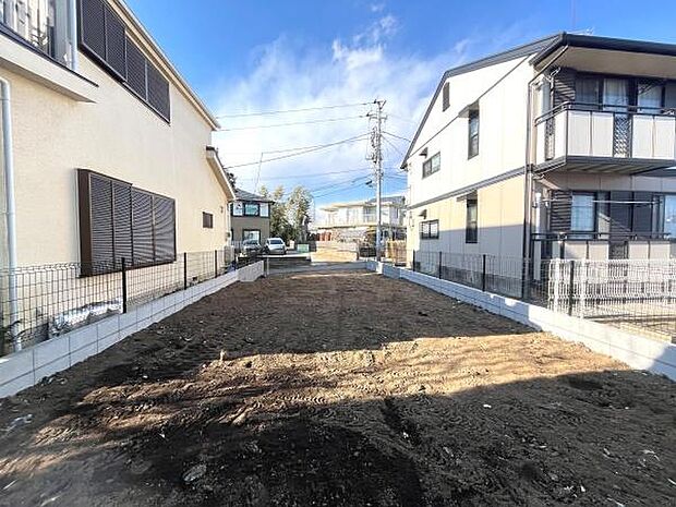 日当たりの良い立地が魅力的です。周囲は落ち着いた住宅が並び静かな環境が広がります。両側にフェンスが設置されており敷地が明確に区分されています。前面道路へのアクセスもしやすい場所です。