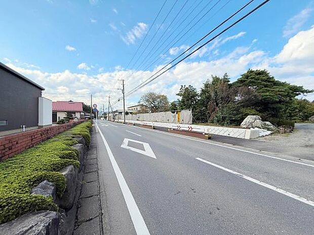 前面道路が広く車の通行もスムーズに行えます。見通しの良い道沿いで交通の際も安心です。周囲に緑もあり開放感のあるロケーションです。敷地へのアクセスも便利な立地です。