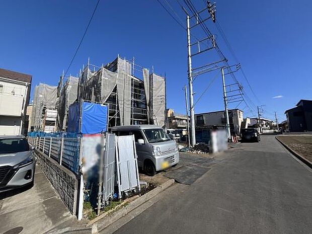 現地は広々とした前面道路に面しており車の出入りもしやすい環境です。道沿いは見通しも良く街並みが整っています。周囲には住宅が並び落ち着いた雰囲気が広がります。