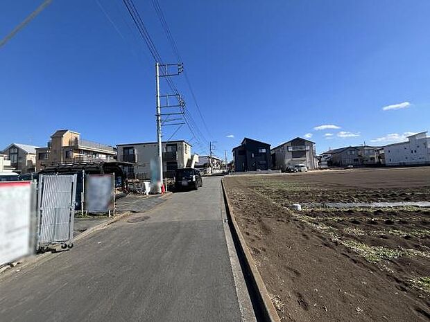前面道路が広く車の出入りもスムーズに行えます。周囲には住宅や畑が広がり開放感があります。空が広く感じられるエリアです。電柱などのインフラ整備も整っています。住宅地としても十分な環境が整っています。