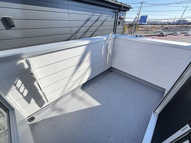 開放的なバルコニーが備わっています。清潔感のある白いフェンスが印象的です。外からの光をしっかり取り入れる設計です。視界が広く周囲の景色も見渡せます。使い勝手の良い空間となっています。