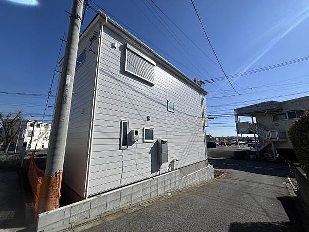 建物の外観がすっきりとした印象です。前面道路は広々とした印象で車の出入りもスムーズに行えます。陽当たりもしっかりと確保されています。電柱や電線など生活インフラも整っています。