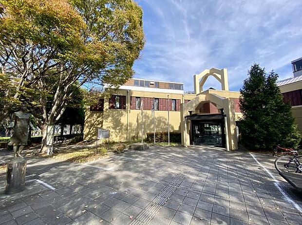 湘南大庭市民センターまで1461m、市役所まで行かなくても市民センターでいろいろな書類をとることができます。