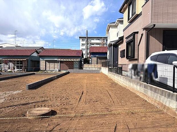 日当たりの良い住宅地の一角にあり周囲には低層の建物が並んでいます。道路からのアクセスがしやすく敷地は整地されています。落ち着いた雰囲気の街並みが広がっています。幅広い用途に対応できる土地です。