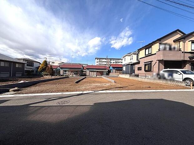 前面道路の幅員が広く車の出入りがしやすい現地です。周囲は落ち着いた住宅が並び開放感を感じられます。現地からの眺望もひらけていて日当たりも良好です。新しい住宅の建築にも適した整形地です。