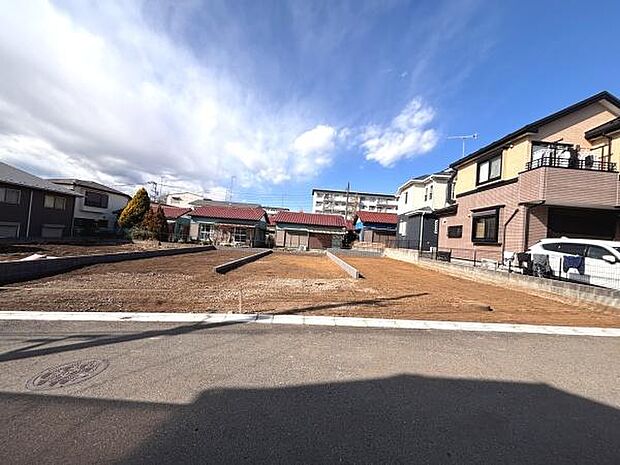 現地は道路に面しており出入りがしやすい区画です。周辺には住宅が建ち並び落ち着いた印象のエリアに位置しています。日当たりも良好で開放感のある区画となっています。整った形状が特徴です。