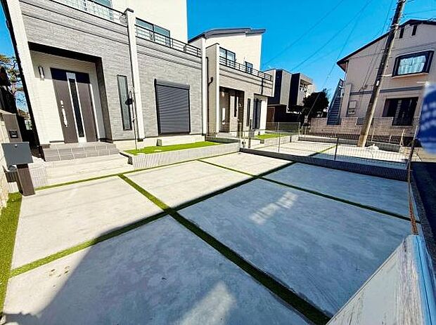 広々とした駐車スペースが確保されており日常の車の出し入れもスムーズに行えます。コンクリート仕上げでメンテナンスもしやすいです。区画が明確で使いやすい印象を受けます。段差が少なく駐車がしやすい構造です。