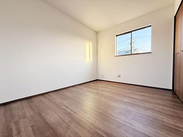 明るい陽射しが差し込む子供部屋です。シンプルな内装でどんなインテリアにも合わせやすい空間です。広めの窓から外の景色を楽しむことができます。収納スペースも確保されています。