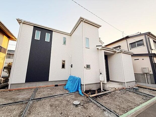 現地の外観は明るい色調の外壁が印象的です。前面道路に面していて開放感のある立地です。シンプルなデザインが魅力的で落ち着いた雰囲気が感じられます。外構のアレンジもしやすいスペースがあります。