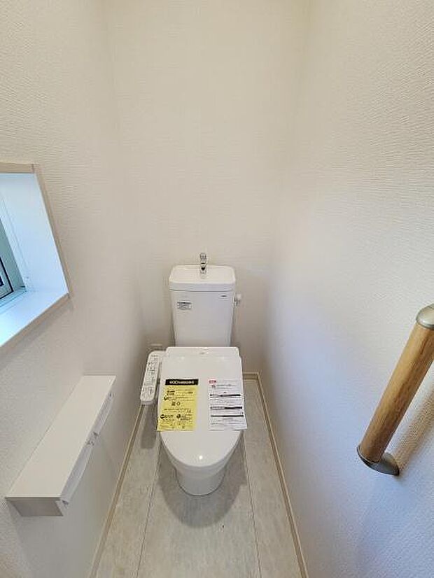 清潔感のあるシンプルなトイレスペースです。小窓が付いており採光も確保されています。手すりが備え付けられているため使い勝手が良好です。ペーパーホルダーやリモコンも手の届きやすい配置です。