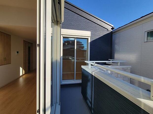 開放感あふれるバルコニーが魅力です。室内からスムーズに出入りできる設計です。陽当たりもしっかり確保されています。シンプルで使いやすい空間です。