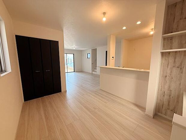 リビングは明るい内装で開放感のある空間が広がります。カウンター付きで使い勝手も良好です。収納スペースも備わっており片付けしやすい設計です。シンプルなデザインで様々なインテリアに馴染みます。