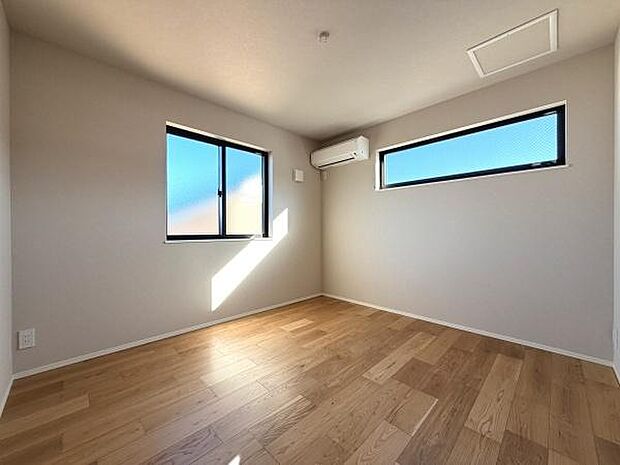 二面採光が特徴の洋室です。明るい光が差し込みすっきりとした空間が広がっています。シンプルな内装でお手入れもしやすい設計です。ナチュラルなフローリングが落ち着いた雰囲気を演出しています。