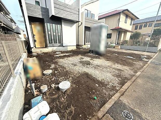 建物の前面に広い駐車スペースがあります。舗装の準備が進んでおり使い勝手の良さが期待できます。車庫入れもしやすい広さです。住宅へのアクセスもスムーズです。将来的な利用も幅広く考えられる空間です。