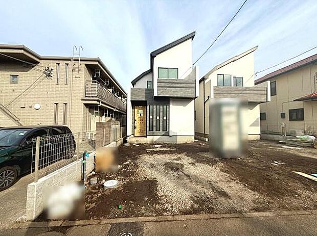 スタイリッシュな外観デザインが目を引きます。ゆとりある敷地で駐車スペースも確保されています。日当たりを意識した大きな窓が配置されています。周囲には同様の住宅が立ち並び整った街並みとなっています。