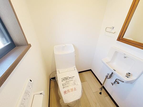 窓があり換気に配慮されています。手洗い場や鏡も備え付けられています。ウォシュレット機能付きです。