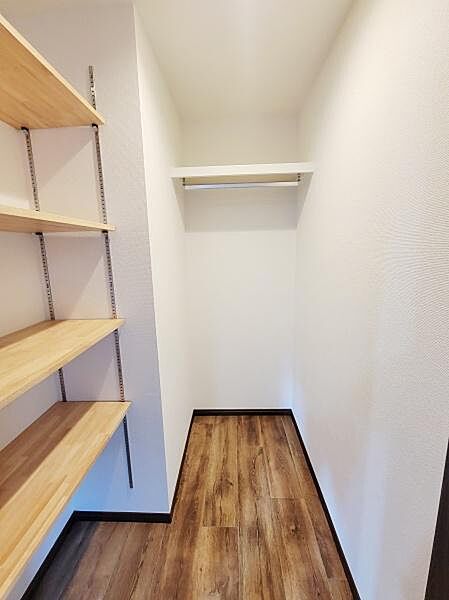 収納可動式の棚が設置されており使い勝手の幅が広がります。