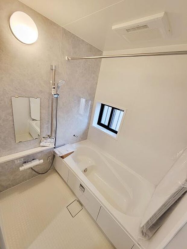 明るく開放感のあるバスルームです。浴槽がゆったりしており換気設備も整っています。小窓があるため自然光も取り入れられます。清潔感のあるユニットバス仕様です。