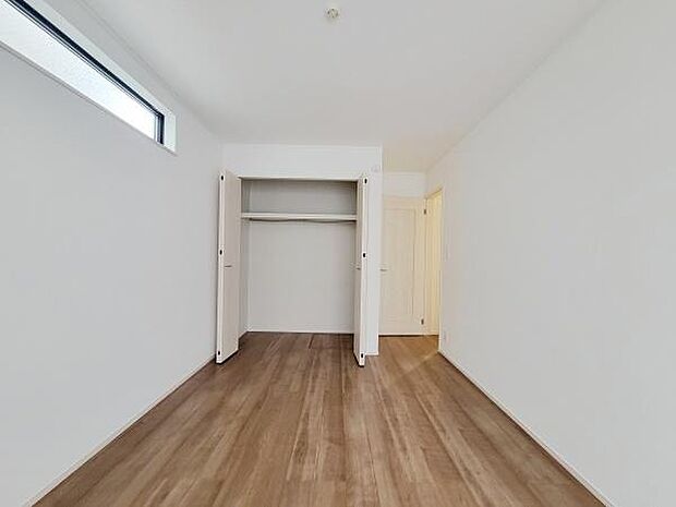 シンプルな内装が魅力の洋室です。窓からの光がしっかり入るため明るい印象を与えます。床は落ち着いた色味で様々な家具とも合わせやすい仕様です。収納やレイアウトの工夫次第で使いやすい空間になります。