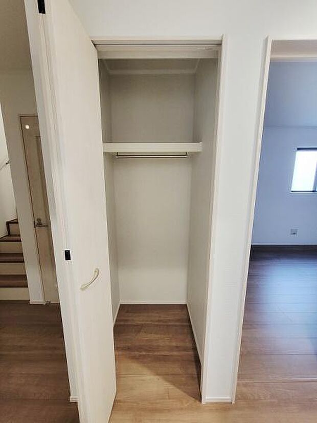 扉付きの収納スペースが設けられており衣類や小物をすっきりと収めることができます。シンプルな内装で使いやすい仕様です。クローゼット内には棚も設置されているため整理整頓がしやすくなっています。