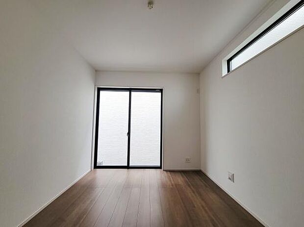 シンプルな内装が魅力の洋室です。窓からの光がしっかり入るため明るい印象を与えます。床は落ち着いた色味で様々な家具とも合わせやすい仕様です。収納やレイアウトの工夫次第で使いやすい空間になります。
