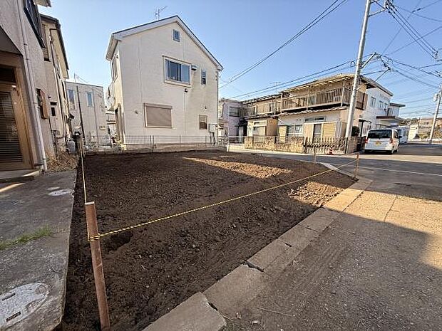 周囲には落ち着いた住宅が並ぶ一画に位置しています。道路に面しており車の出入りも便利です。角地にあるため開放感があります。