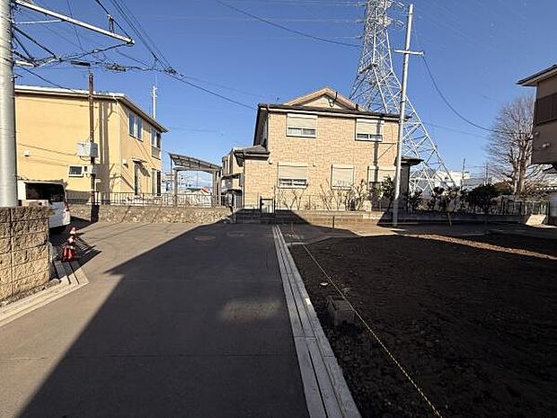 前面道路が広々と確保されており車両の通行や駐車もスムーズに行えます。