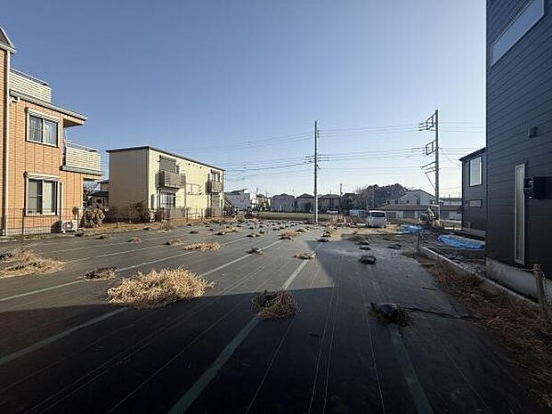 周囲に住宅が並ぶエリアに位置しており整地された現地土地写真です。前面に広がりを感じられる敷地で建築プランの自由度が高そうです。閑静な住宅街の一角に位置しています。