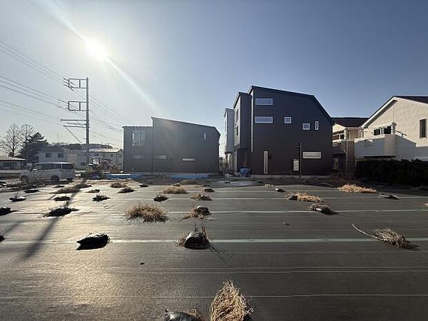 日当たりの良い現地土地写真です。近隣には住宅が整然と立ち並んでいます。広々とした空間で様々な用途に対応できます。区画整理が行き届いており整った印象を受けます。整地済みなのですぐにご検討いただけます。