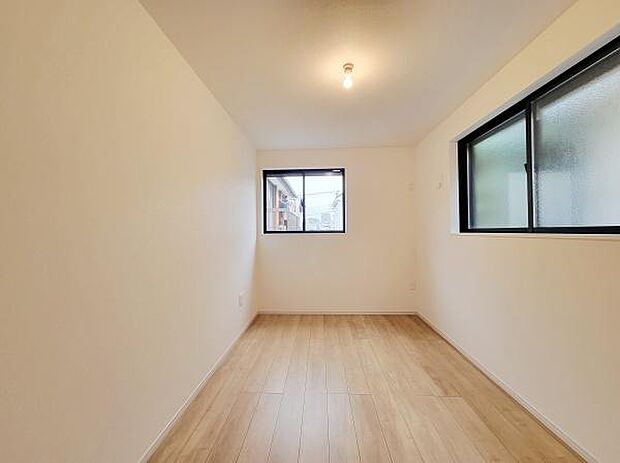 白を基調とした壁と木目調の床が空間に明るさと清潔感をもたらします。二面採光により日中は自然光が取り入れやすい設計です。シンプルな形状で家具の配置がしやすく使い勝手の良い洋室です。