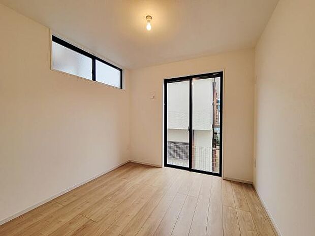シンプルですっきりとした洋室です。窓が2箇所あり日中は明るい空間に。ナチュラルなフローリングが印象的です。家具の配置もしやすい形状となっています。
