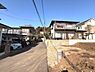 その他：前面道路は舗装されており車両の通行も安心です。周辺には住宅が整然と並び落ち着いた街並みです。現地は角地に近い形状で開放感があります。日当たりも良好で明るい印象を受けます。
